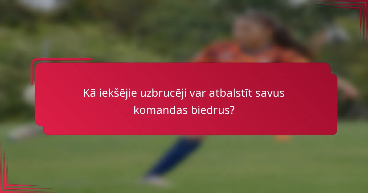 Kā iekšējie uzbrucēji var atbalstīt savus komandas biedrus?